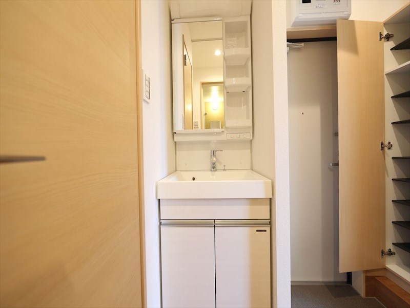 洗面設備　脱衣所　独立洗面台（シャンプードレッサー付）収納スペース有
