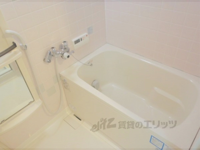 バス・シャワールーム　追い焚き（高温さし湯式）可能。