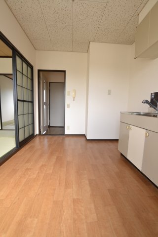 居室・リビング　別号室の写真です。ご参考までに