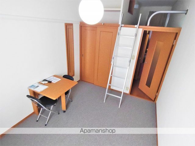 レオパレスレジデンス城ヶ崎の居間写真