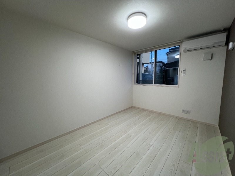 その他部屋・スペース　別角度からの洋室です。広々としていますね。