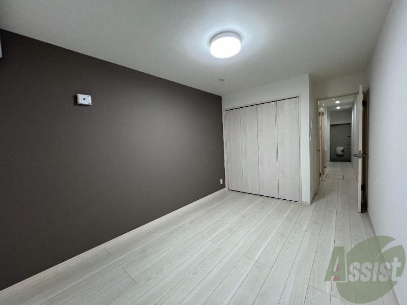 居室・リビング　６．７帖の洋室です。白を基調としたフローリングです！