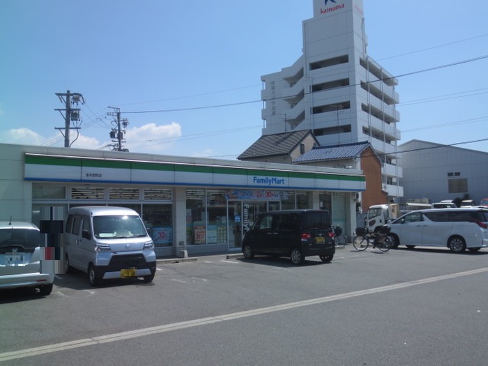 コンビニ　ファミリーマート港本宮町店（コンビニ）まで373m