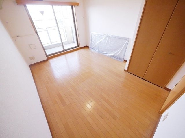 アルテーヌ新横浜の居間写真