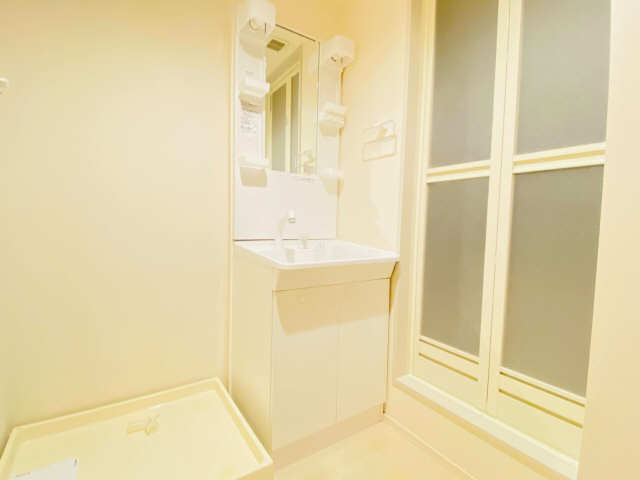 洗面設備　シャワー付洗面台です