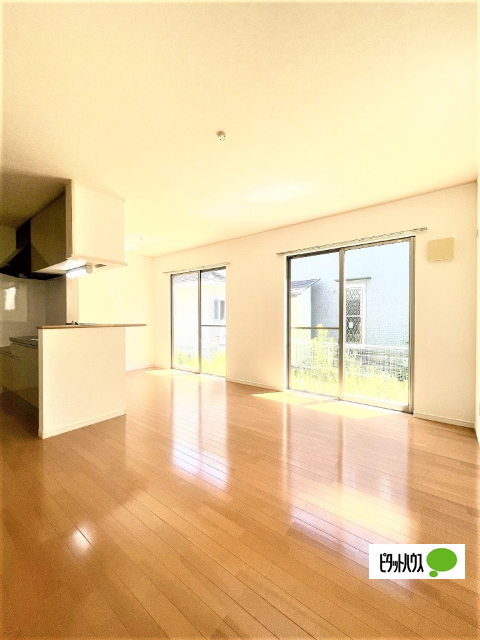 居室・リビング　同物件別部屋