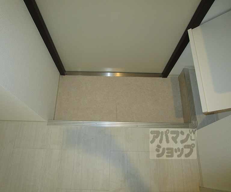 玄関　２０３号室の写真です。