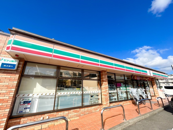 コンビニ　セブンイレブン（コンビニ）まで211m