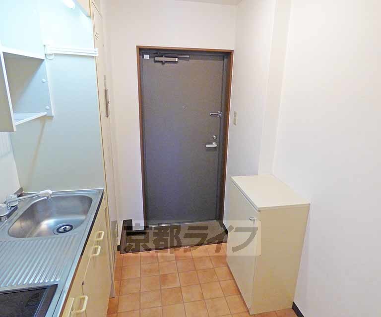 玄関　廊下から玄関