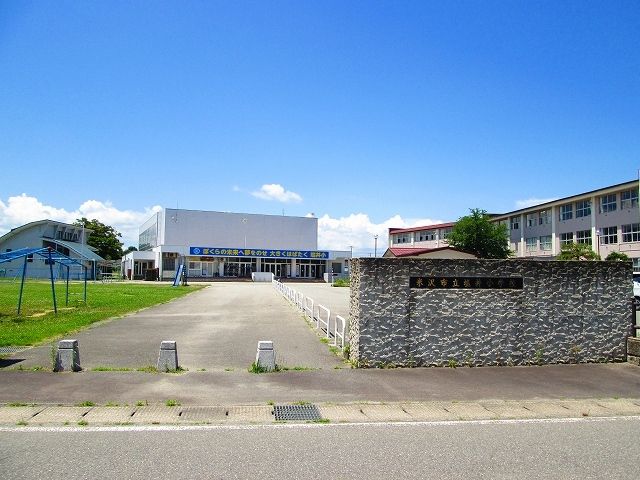 小学校　米沢市立塩井小学校（小学校）まで200m