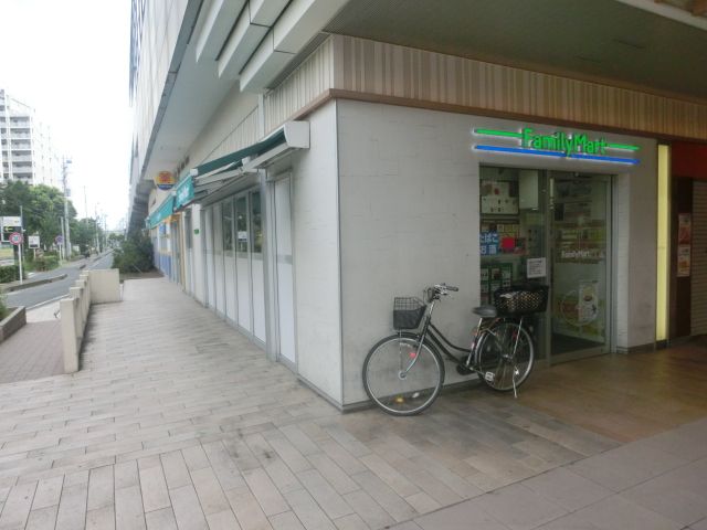 コンビニ　ファミリーマートエキア松原店（コンビニ）まで246m