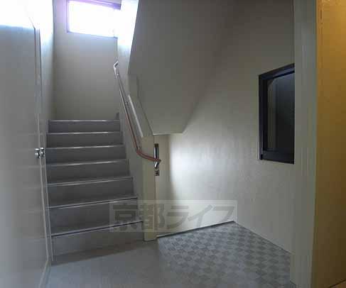 その他共有部分　階段にも窓があり明るいです。