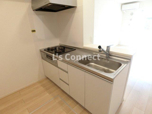 キッチン　３口ガスコンロのシステムキッチン。