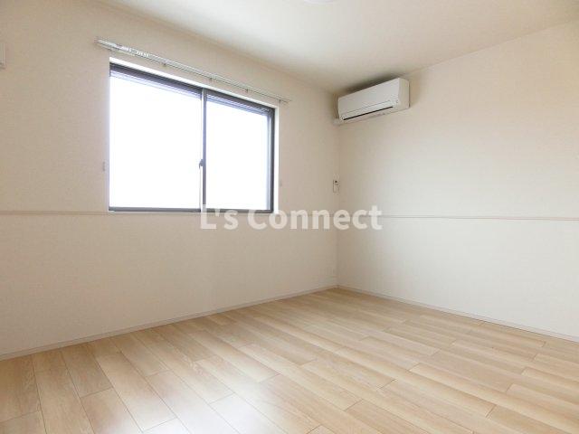 その他部屋・スペース　洋室にもエアコン付きです。