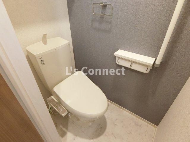 トイレ　温水洗浄便座付きのトイレ。