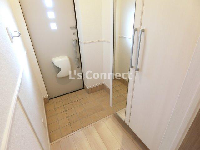 玄関　背の高い下駄箱には鏡付きで身だしなみチェック。