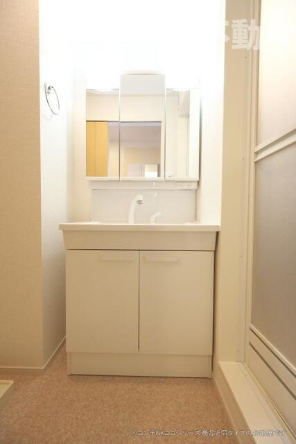 洗面設備　明るい洗面所です