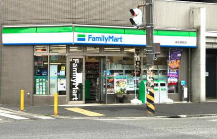 コンビニ　ファミリーマート横浜吉野町店（コンビニ）まで373m