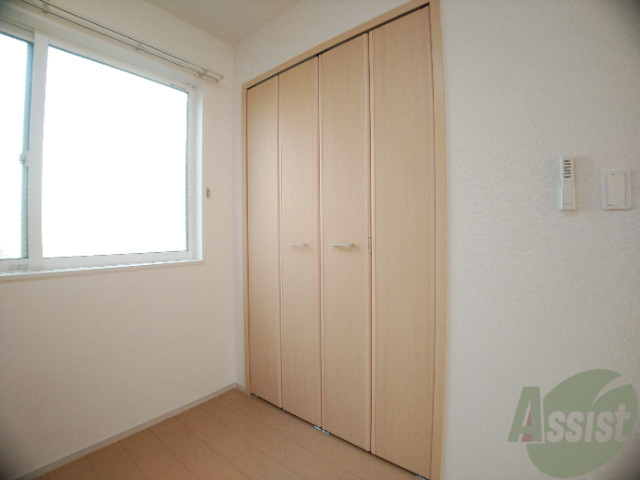 収納　大きな扉のクローゼット、たくさん洋服が入りそうですね！