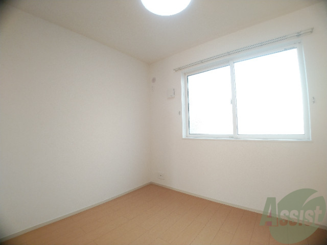 その他部屋・スペース　寝室にも、日差しが入り、気持の良い朝が来ますね！