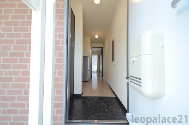 玄関　同タイプ物件の写真です。