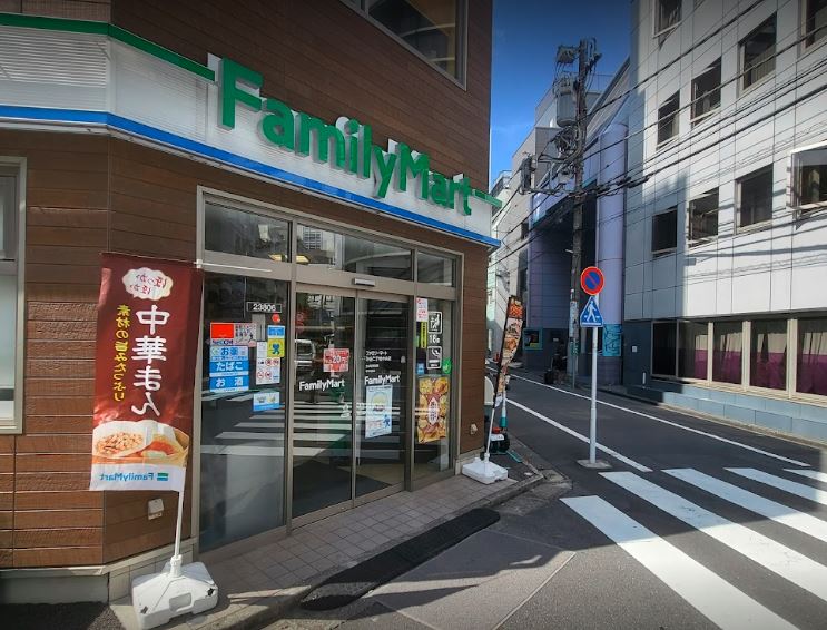 コンビニ　ファミリーマート渋谷二丁目中央店（コンビニ）まで66m