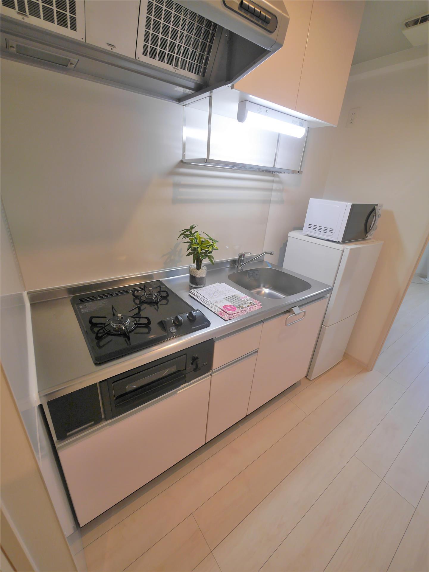 キッチン　同仕様写真（モデルルーム写真のため入居時家具・備品等はついて