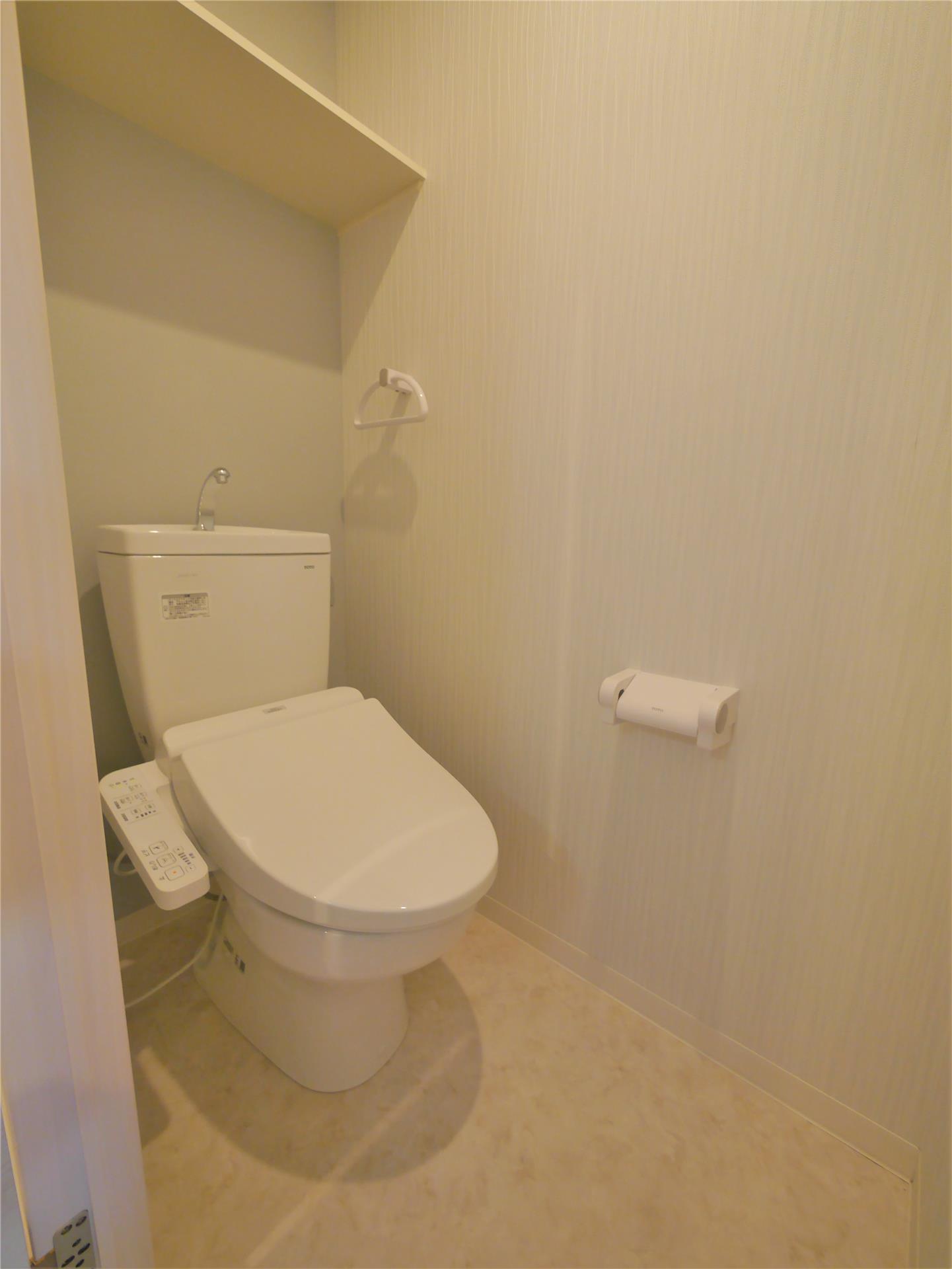 トイレ　同仕様写真（モデルルーム写真のため入居時家具・備品等はついて