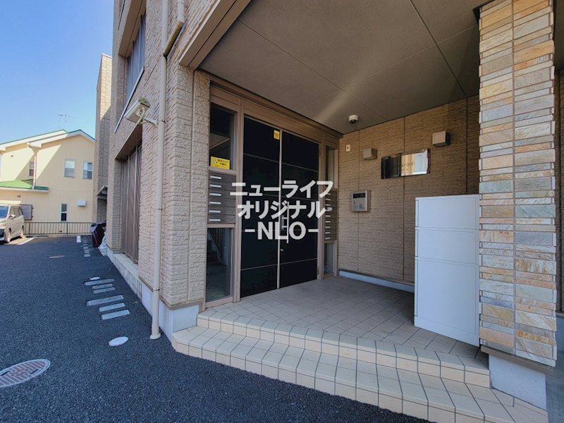 エントランス　不審者の侵入を防ぐオートロック式エントランス☆