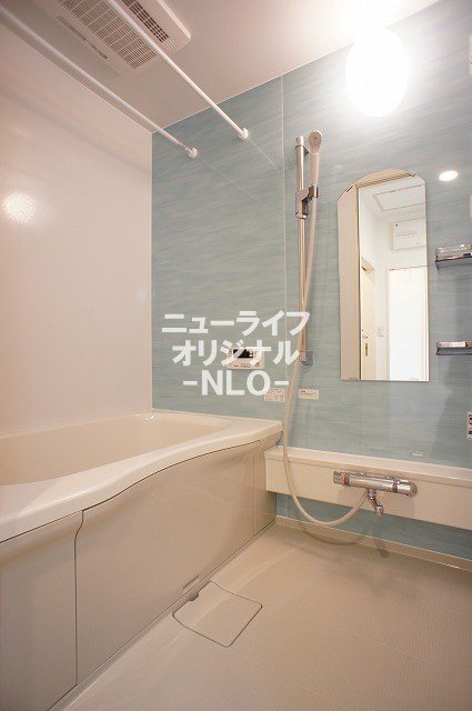 バス・シャワールーム　追い焚き給湯式なのでバスタイムをゆっくり楽しめます☆