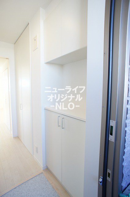 玄関　シューズボックスと廊下にも収納スペースがございます☆