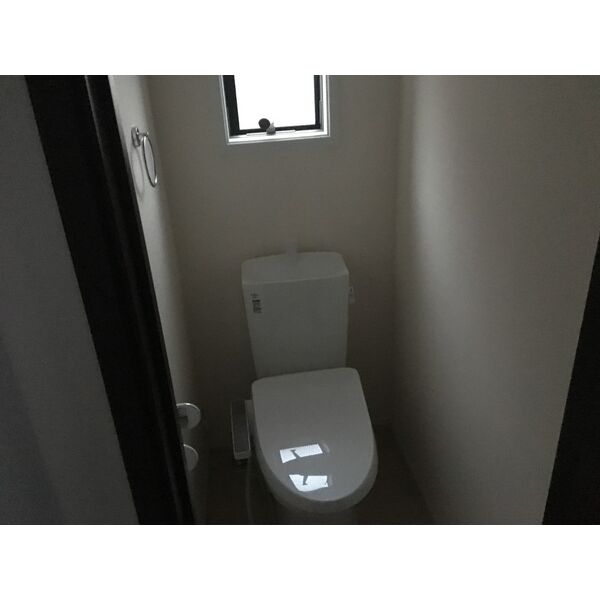 トイレ　落ち着いた色調のトイレです