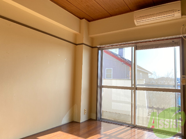 居室・リビング　こちらがリビングです。窓から陽が差し込んで明るいお部屋ですね