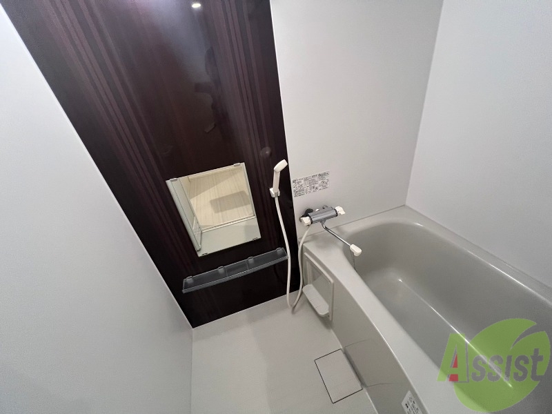 バス・シャワールーム　浴槽は肩まで浸かれる深さで疲れも取れそうですね