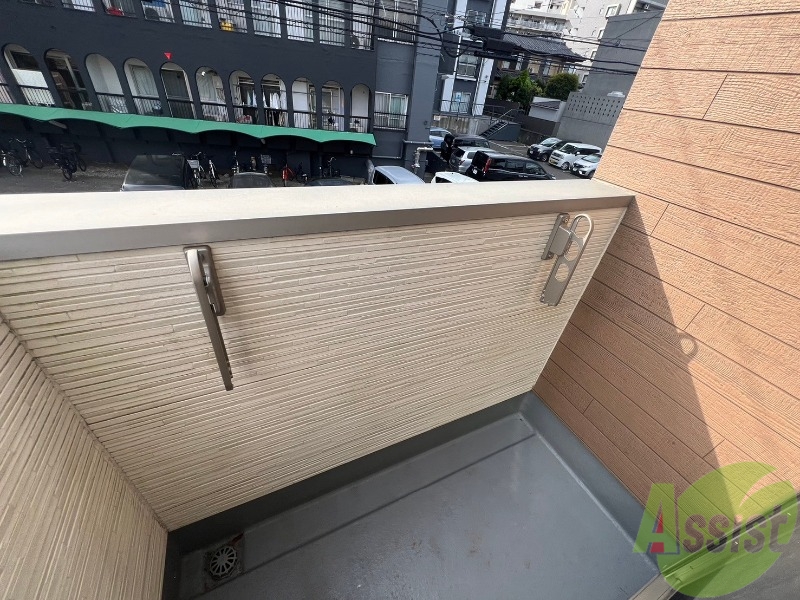 バルコニー　バルコニーには下の方に物干しがついているので便利ですね