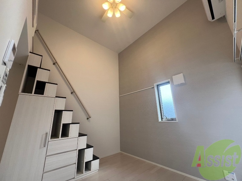 居室・リビング　リビングは天井が高くて開放感がありますね。