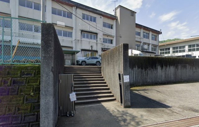 小学校　岐阜市立藍川小学校（小学校）まで3552m