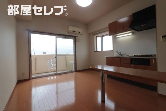 居室・リビング　角部屋の写真を参照