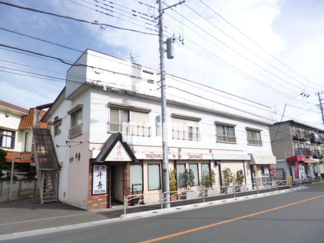 建物外観　明るい通り沿いにたたずむ物件