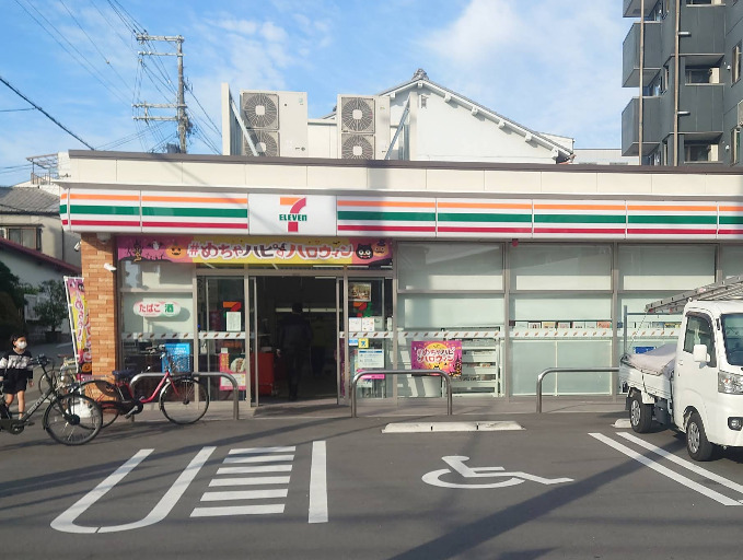 コンビニ　セブンイレブン大阪勝山南４丁目店（コンビニ）まで858m