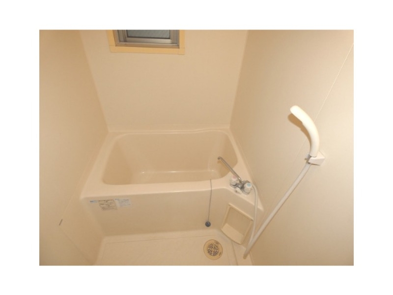 バス・シャワールーム　換気が出来る窓があります