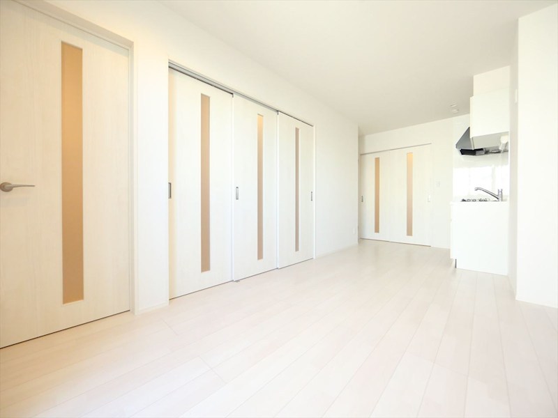 居室・リビング　ＬＤＫ10.2帖　システムキッチン　エアコン完備　同仕様写真