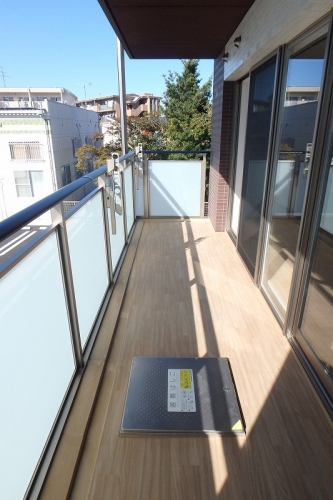 バルコニー　別物件参考画像。建具および床・壁の色、設備は画像と異なります