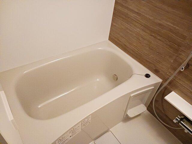 バス・シャワールーム　コンパクトで使いやすいお風呂です