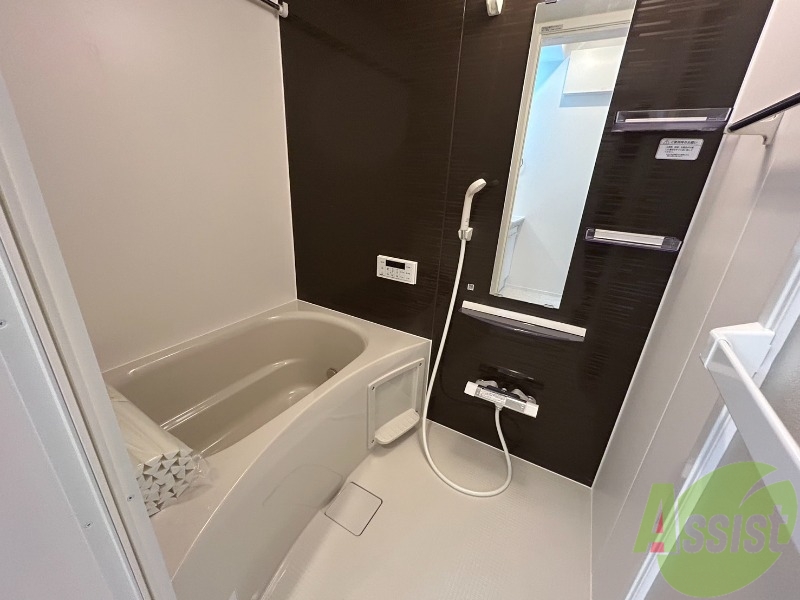 バス・シャワールーム　落ち着いたデザインの浴室。ゆったりできそうです。