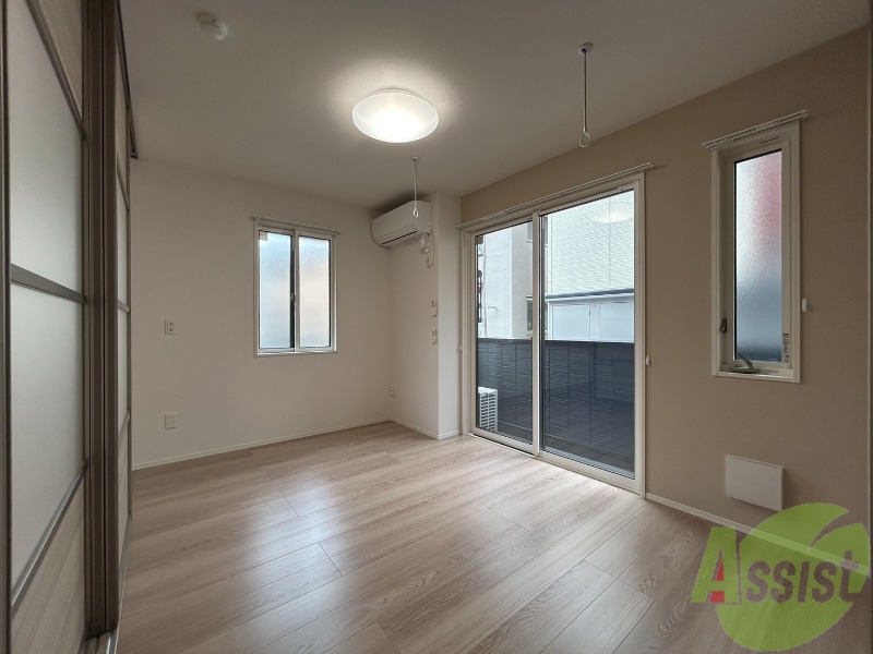 その他部屋・スペース　寝室になりそうな洋室です。シンプルで落ち着きますね。