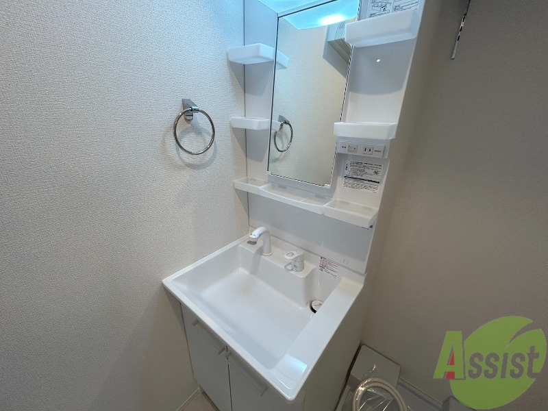 洗面設備　洗面台はシンプルなつくりで手入れがしやすそうですね。