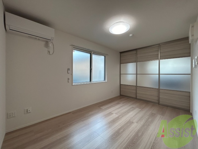 居室・リビング　１１．３帖の洋室です。生活のメインとなる部屋ですね。