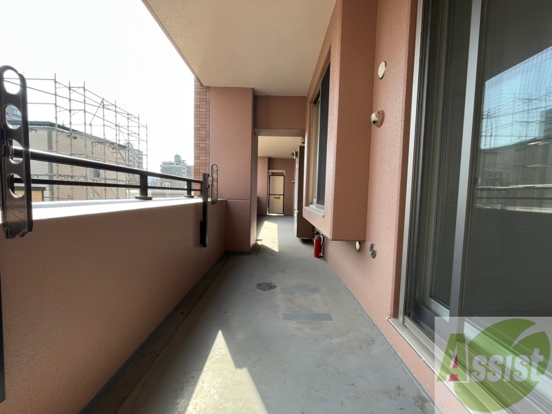 バルコニー　バルコニーは幅があり、広い印象を受けました。