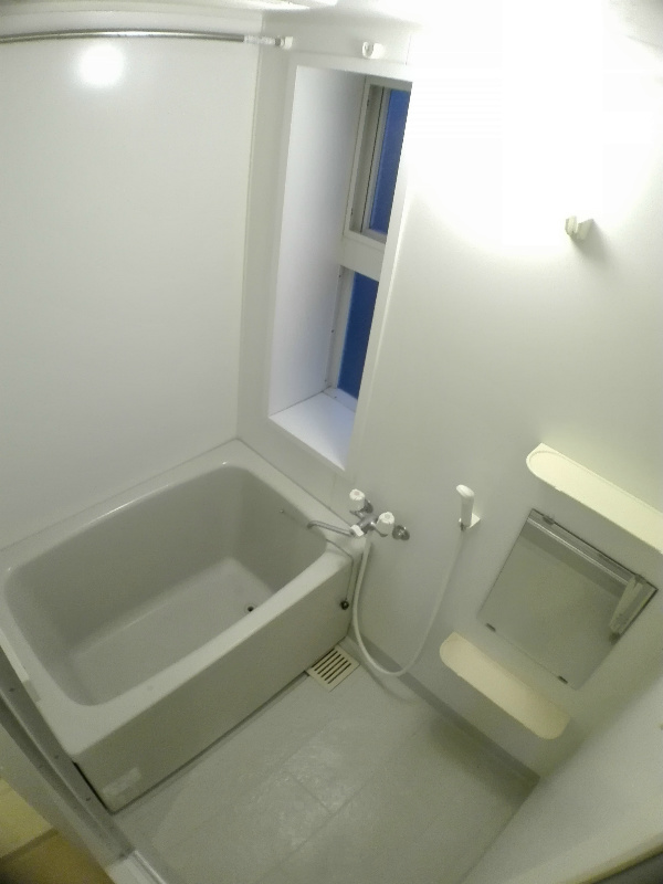 バス・シャワールーム　湿気の気になる浴室には窓があります。